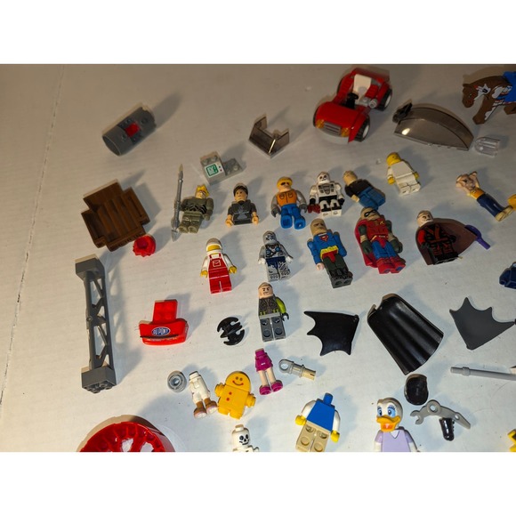 Huge Lot Vintage Legos 9#+ Mini Figures Weapons Accessories Must See - Picture 10 of 15